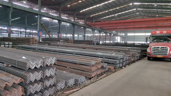 Ίσης όψης γωνιακή ράβδος 40x5mm 6m 12m ASTM A36 Q235 GB 20x4mm θερμά ελαστικό χάλυβα για εφαρμογές κάμψης