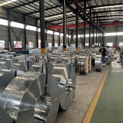 600 mm έως 1500 mm πλάτος Ζυγισμένο χαλύβδινο φύλλο σιδήρου σε τροχιά πλήρης σκληρότητα DX51D ± 1% ανοχή 0,4 mm 0,5 mm 0,6 mm πάχος